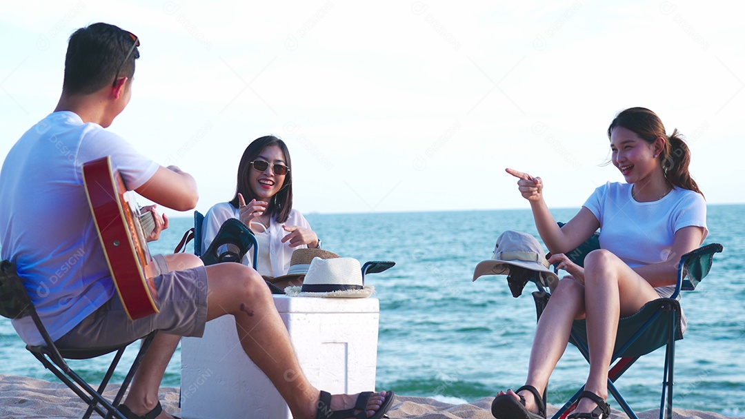 Jovens felizes curtindo o verão na praia