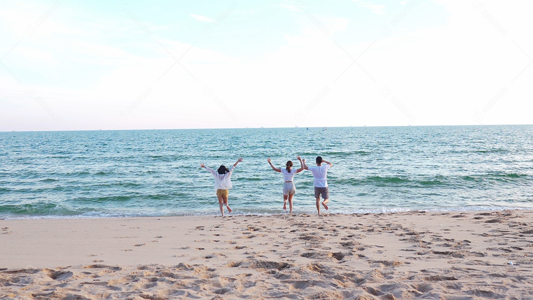Jovens felizes curtindo o verão na praia