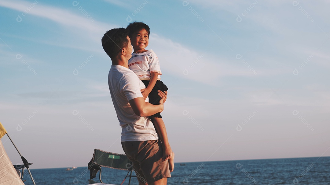 Pai e filho curtindo férias na praia