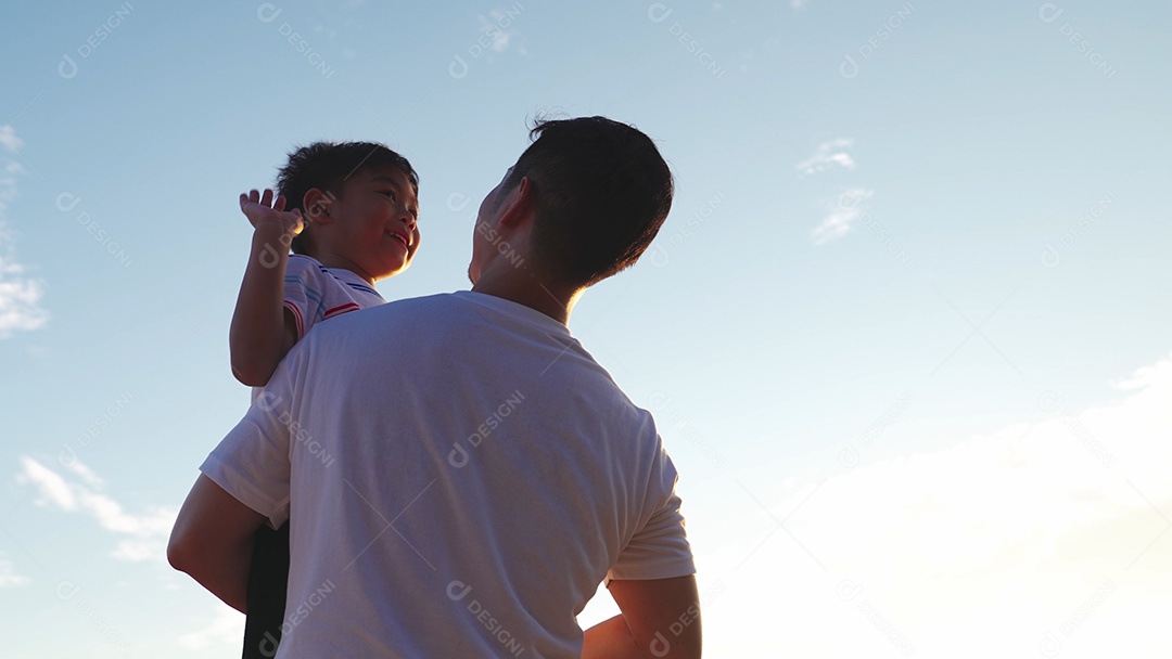 Pai e filho curtindo férias na praia