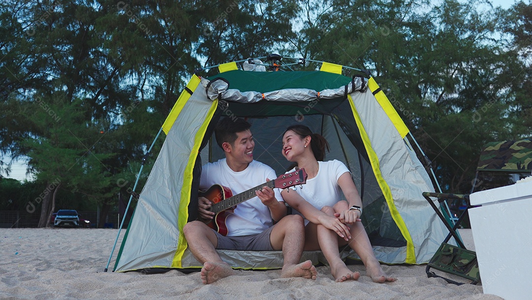 Jovens felizes curtindo o verão na praia