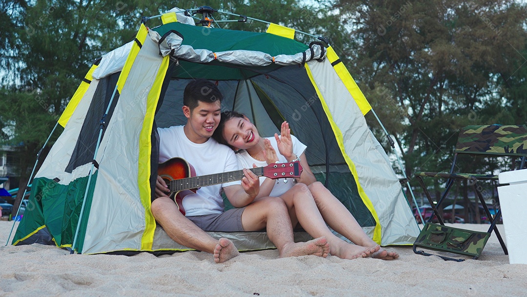 Jovens felizes curtindo o verão na praia