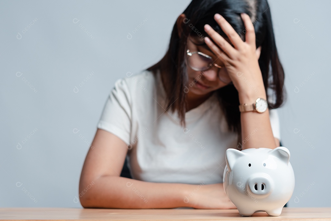 Mulher desanimada com suas economias financeiras