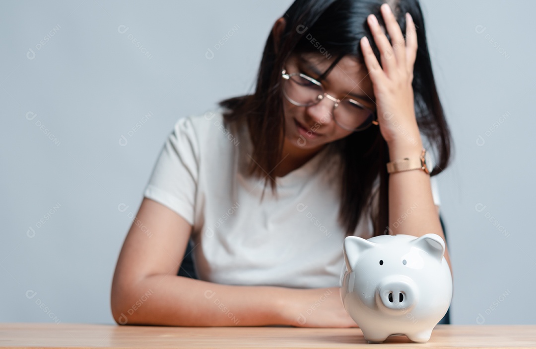 Mulher desanimada com suas economias financeiras