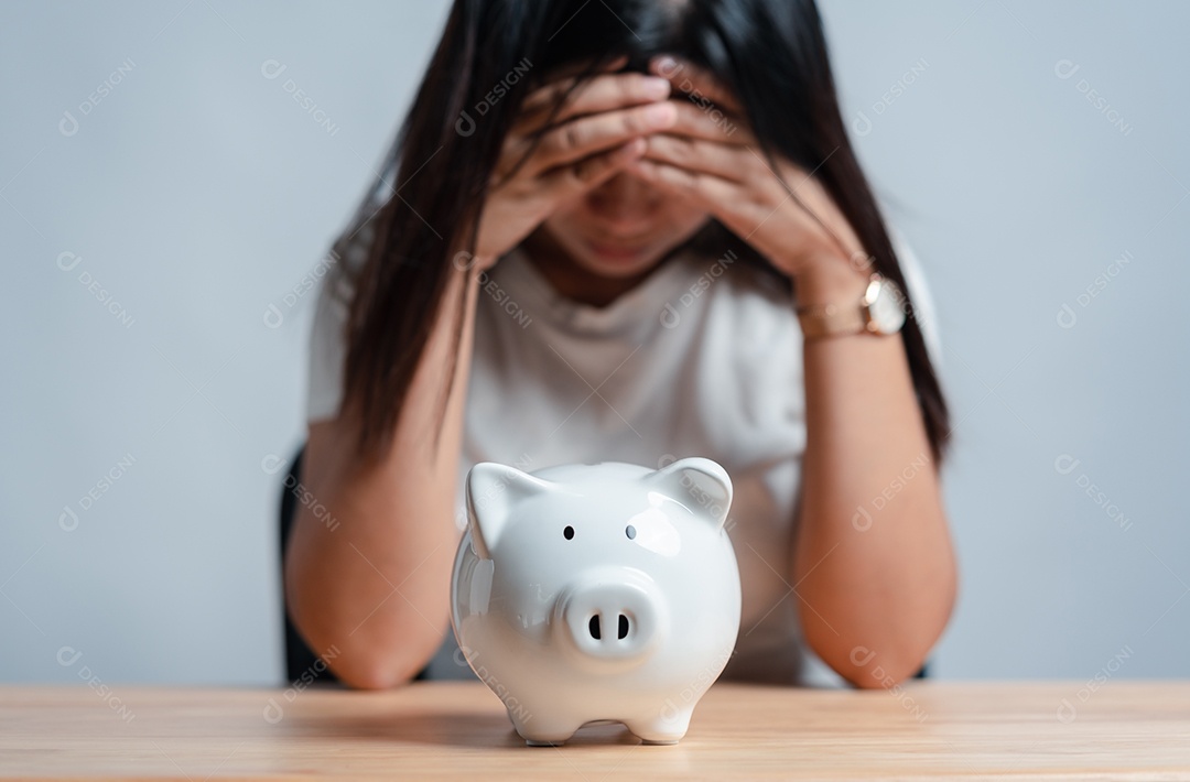 Mulher desanimada com sua economia financeira