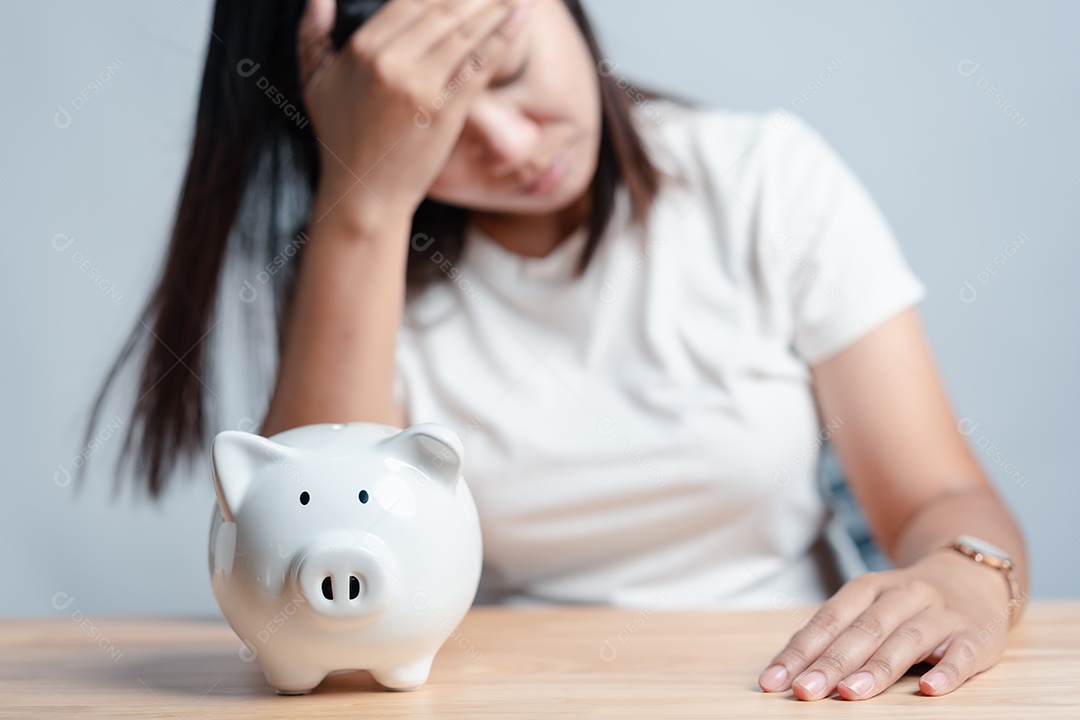 Mulher desanimada com sua economia financeira