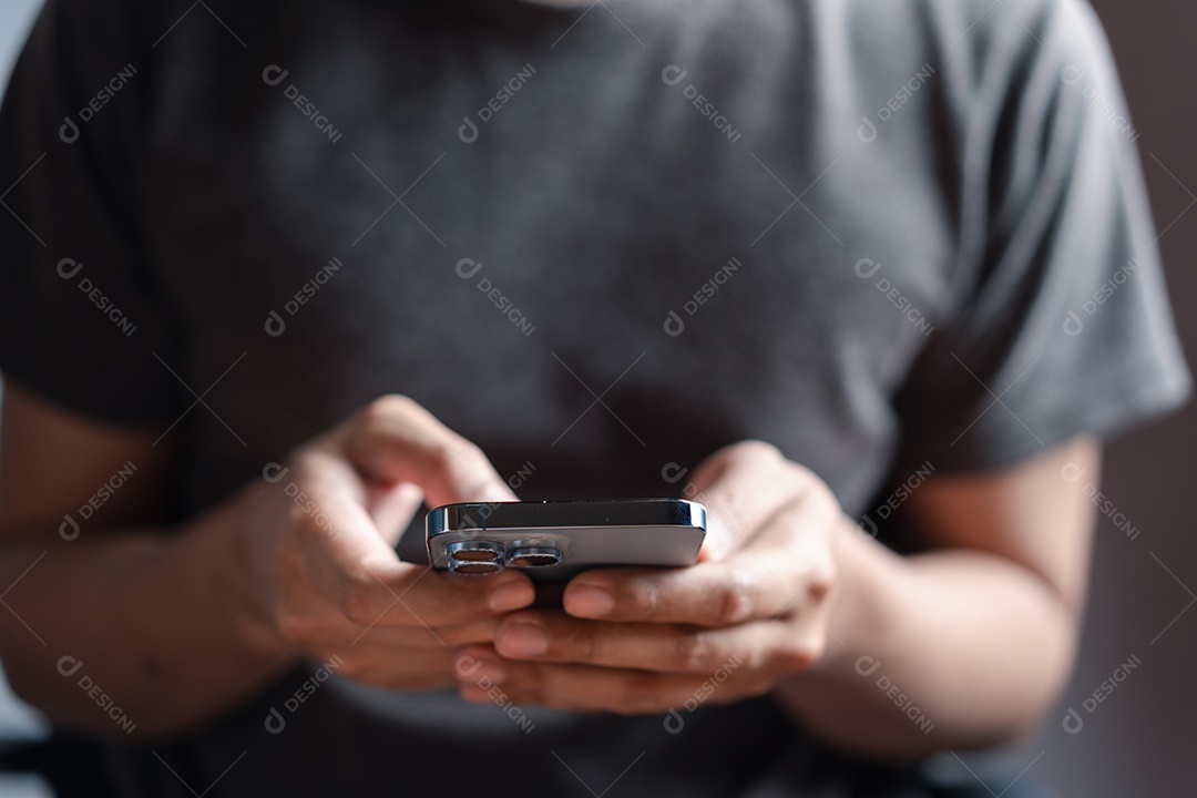 Mãos de homem usando smartphone moderno