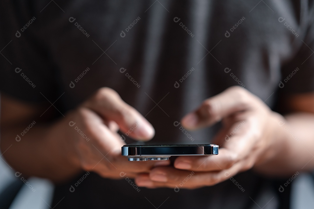 Mãos de mulher segurando lupa em fundo azul