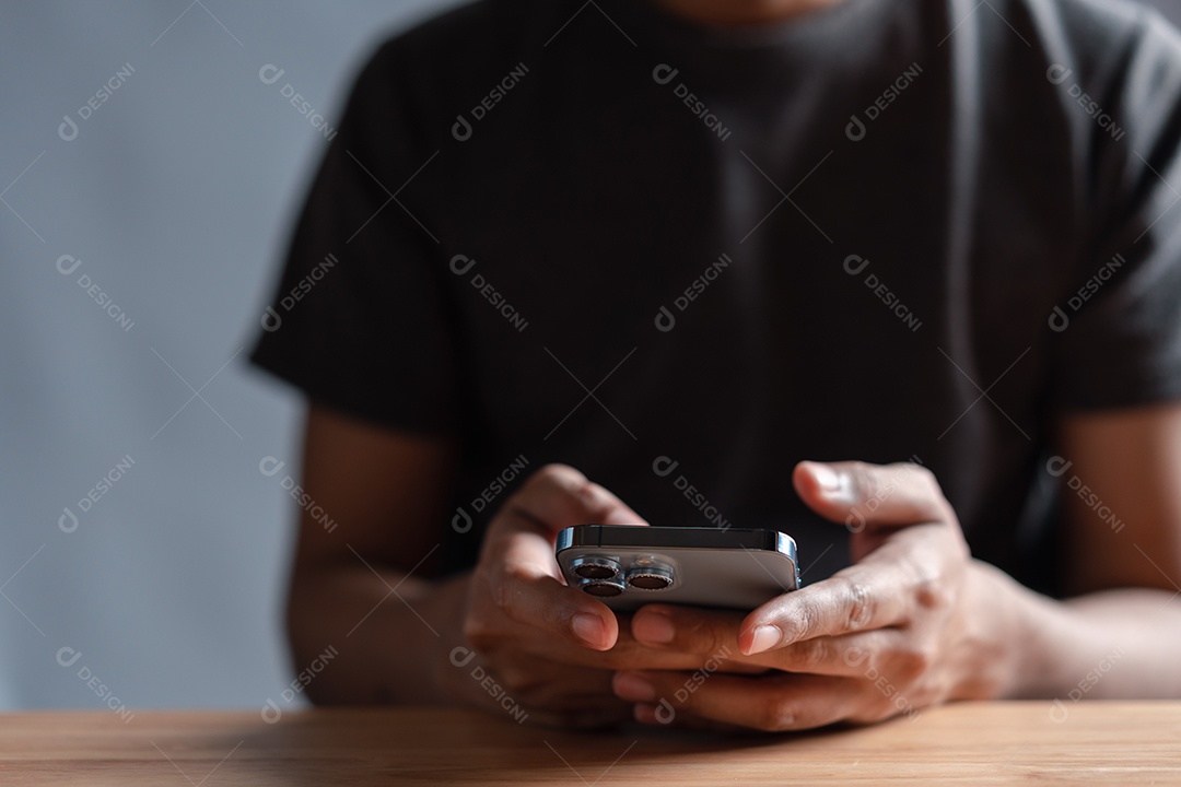 Mãos de mulher segurando lupa em fundo azul