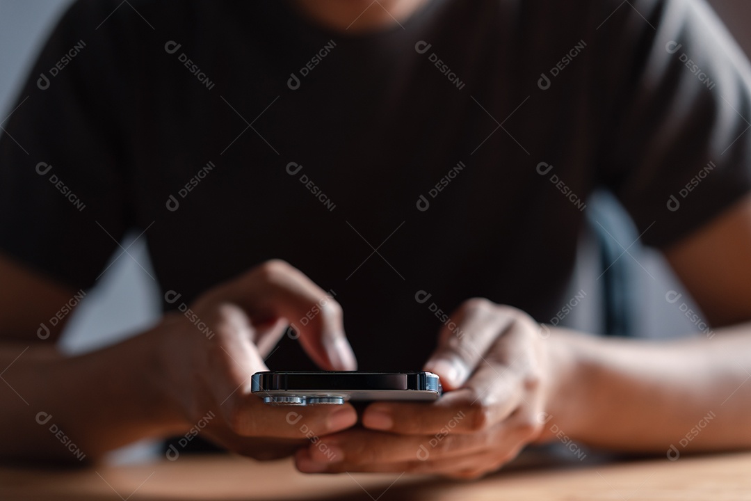 Mãos de homem usando smartphone moderno