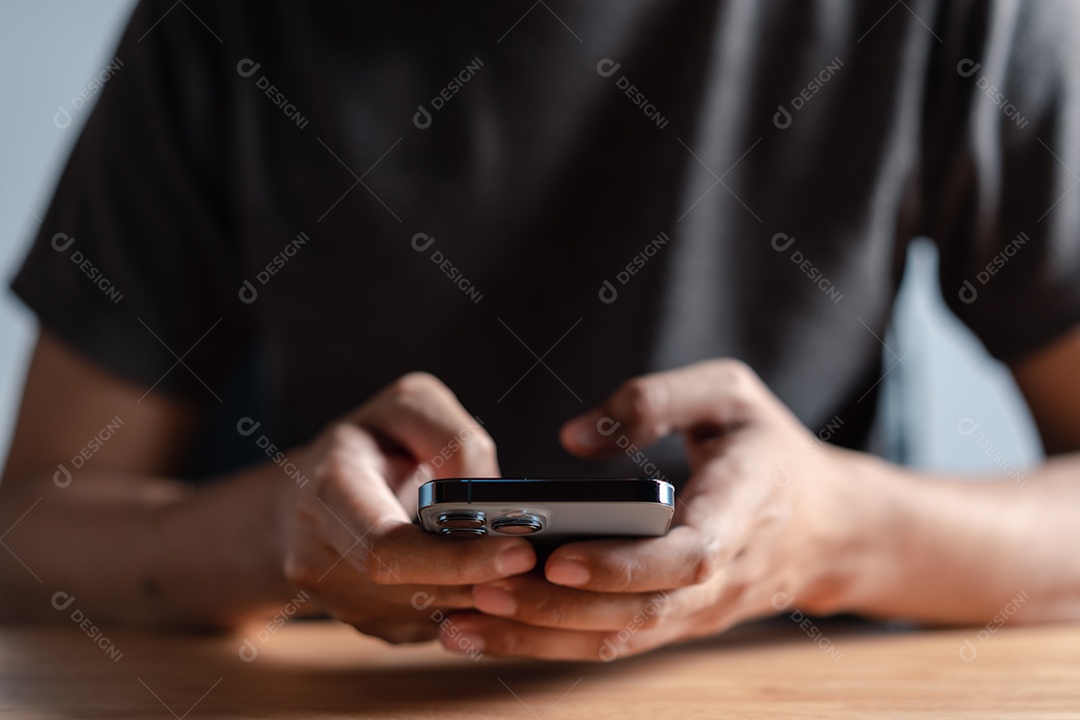 Mãos de homem usando smartphone moderno