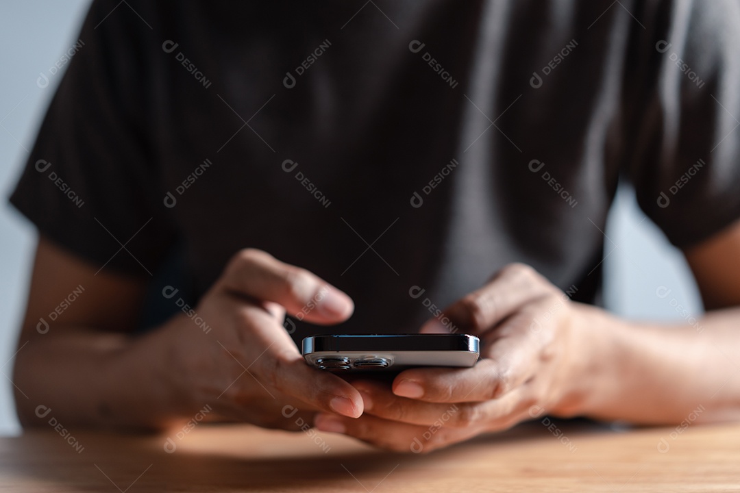 Mãos de homem usando smartphone moderno