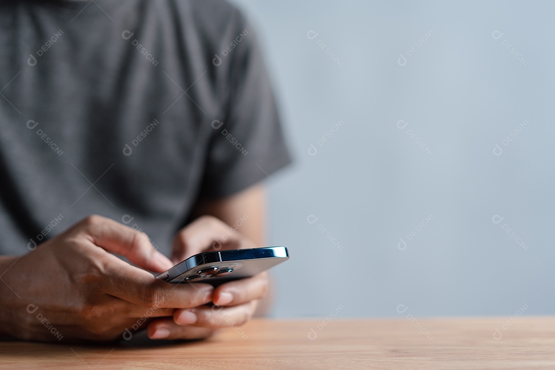 Mãos de homem usando smartphone moderno