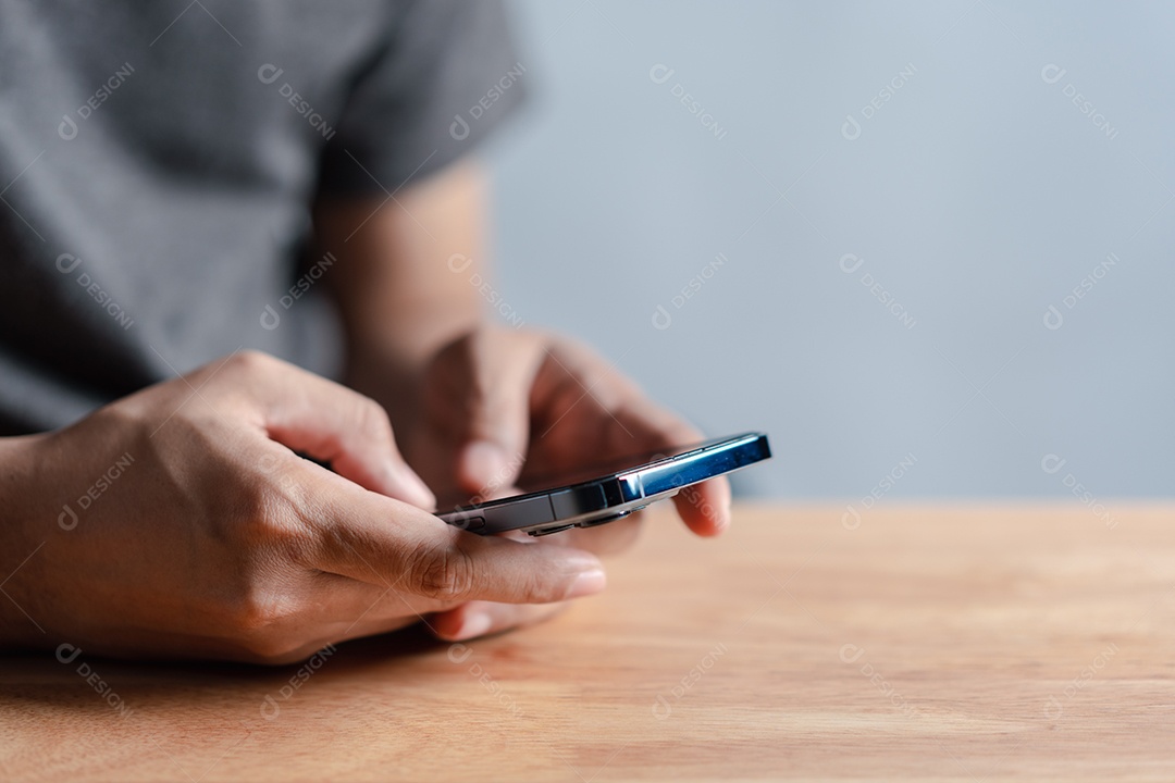 Mãos de homem usando smartphone moderno