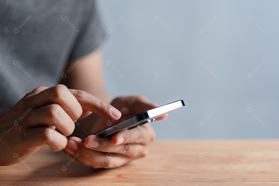 Mãos de homem usando smartphone moderno