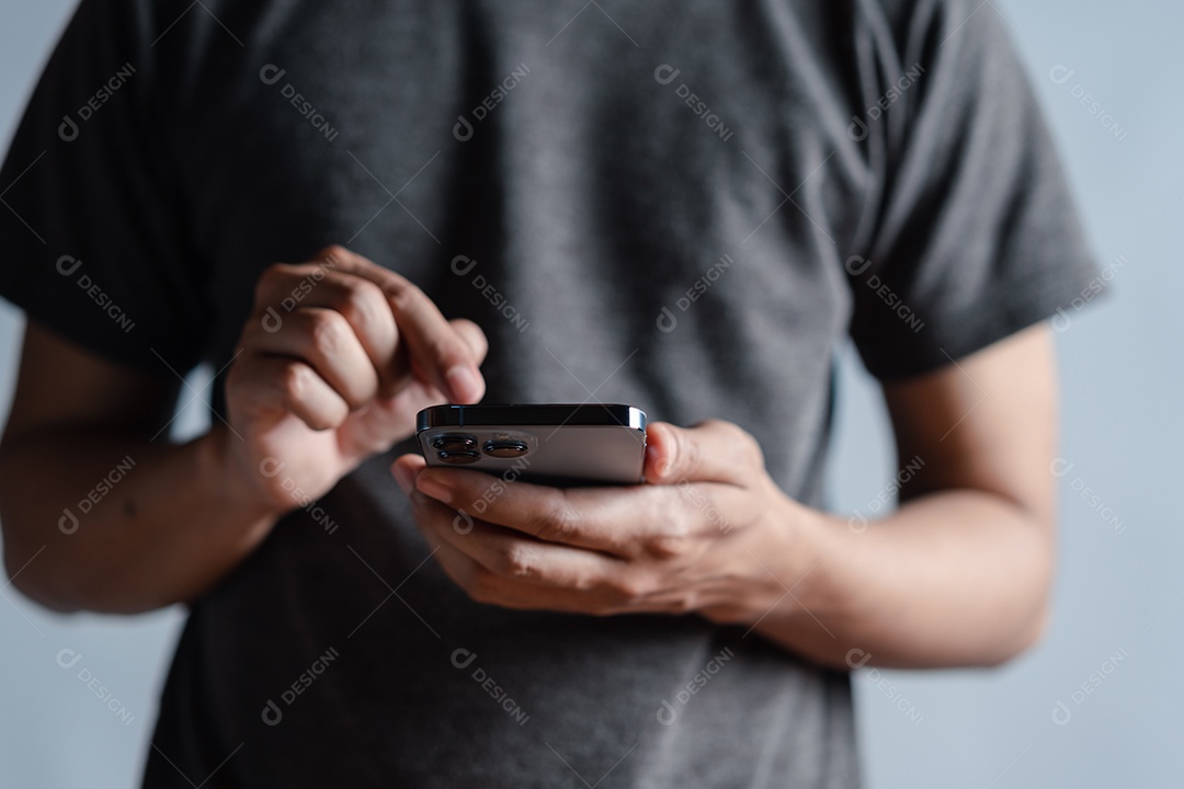 Mãos de homem usando smartphone moderno