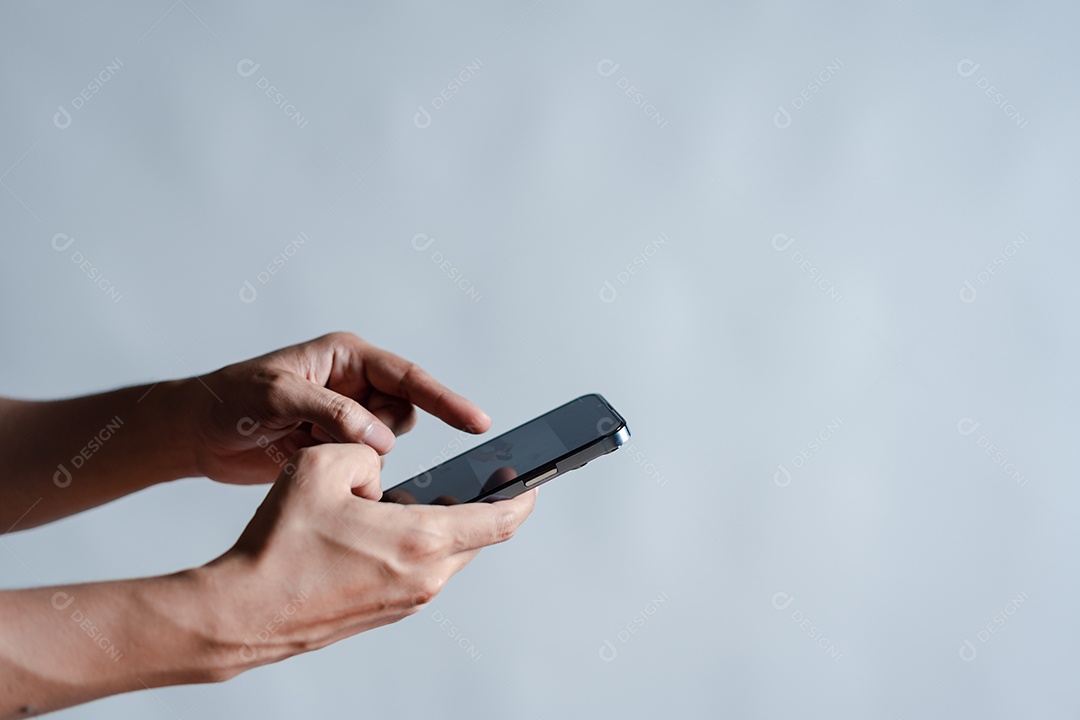 Mão de homem usando celular moderno