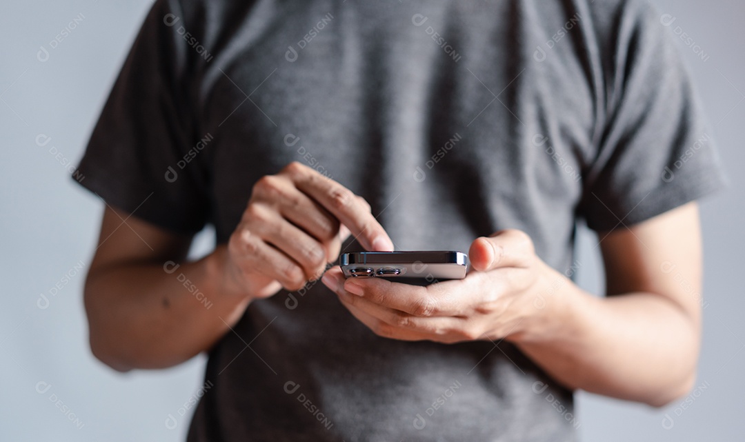 Homem usando smartphone moderno