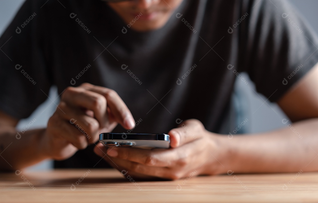 Mão de homem usando celular moderno