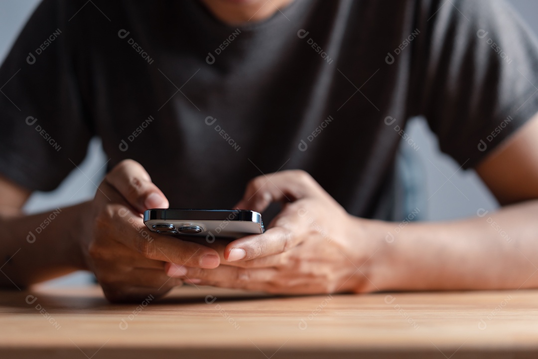 Mão de homem usando celular moderno