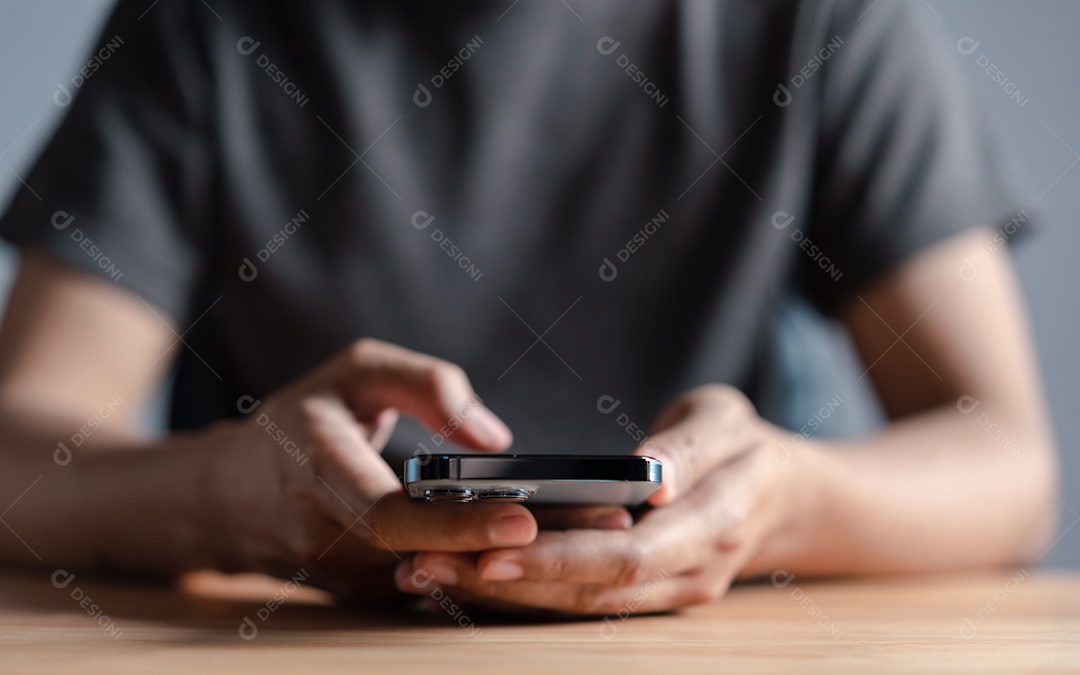 Mão de homem usando celular moderno