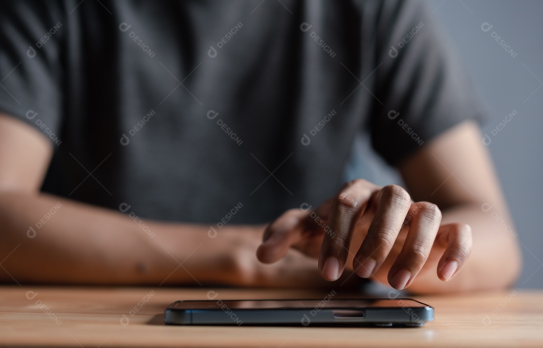 Mão de homem usando celular moderno