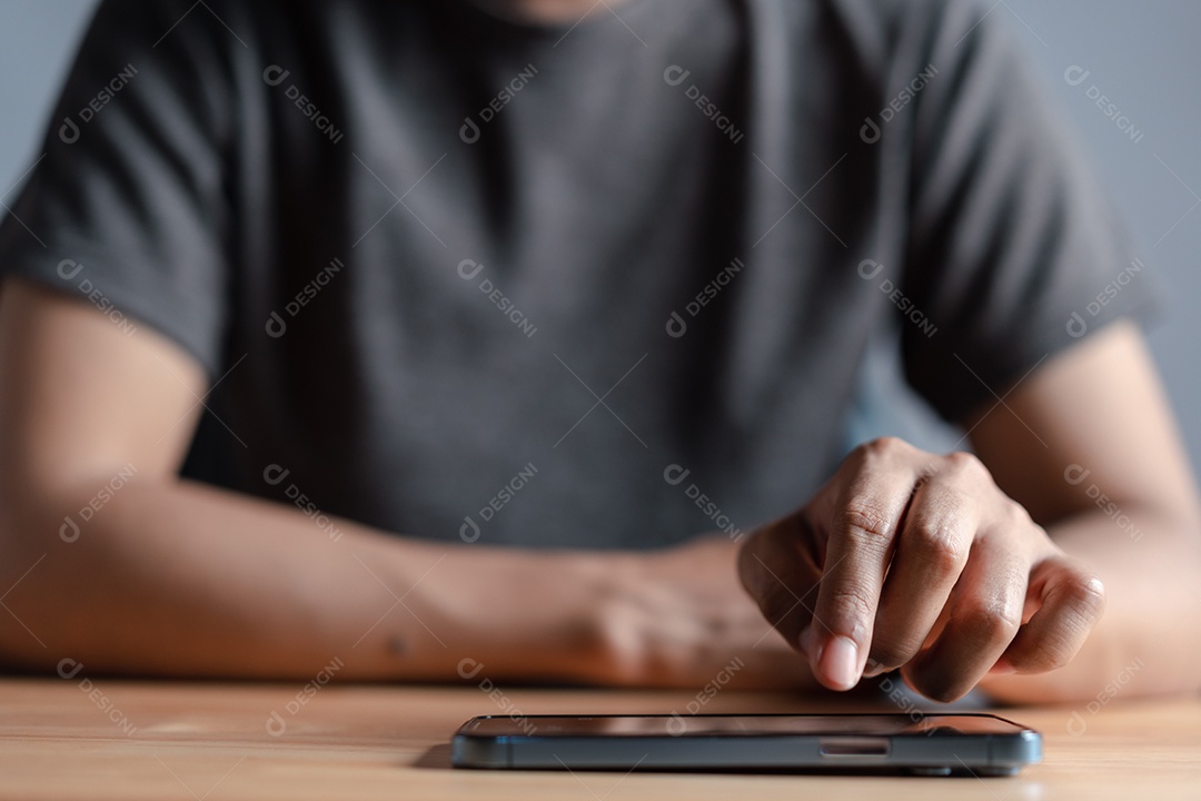 Mão de homem usando celular moderno