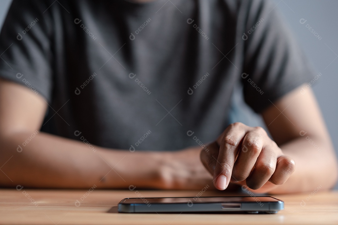 Mão de homem usando celular moderno