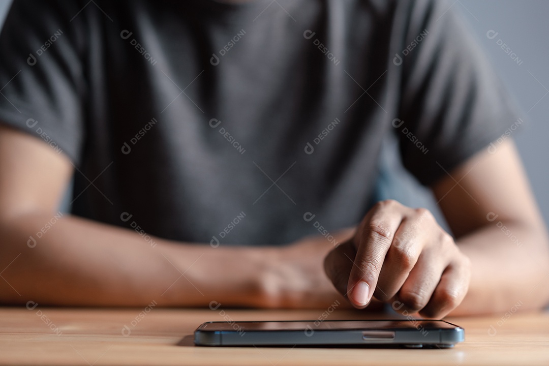 Mão de homem usando celular moderno