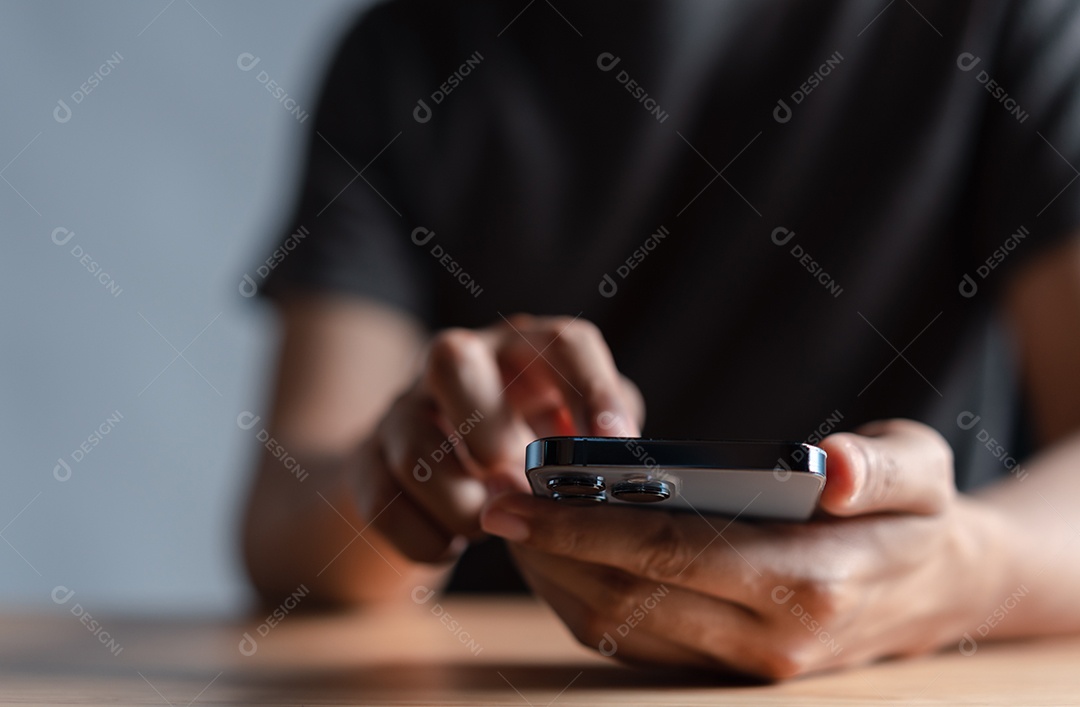 Mão de homem usando celular moderno