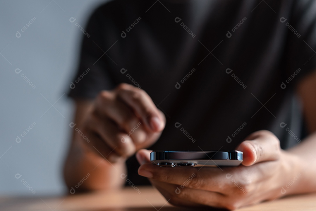 Mão de homem usando smartphone moderno