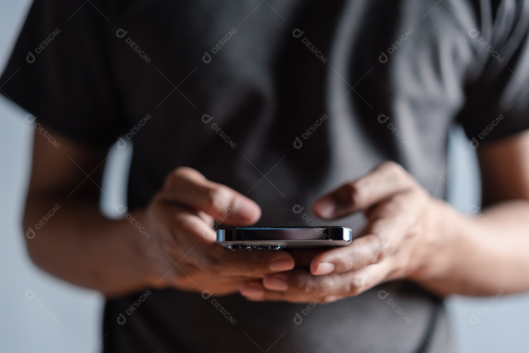 Mão de homem usando smartphone moderno