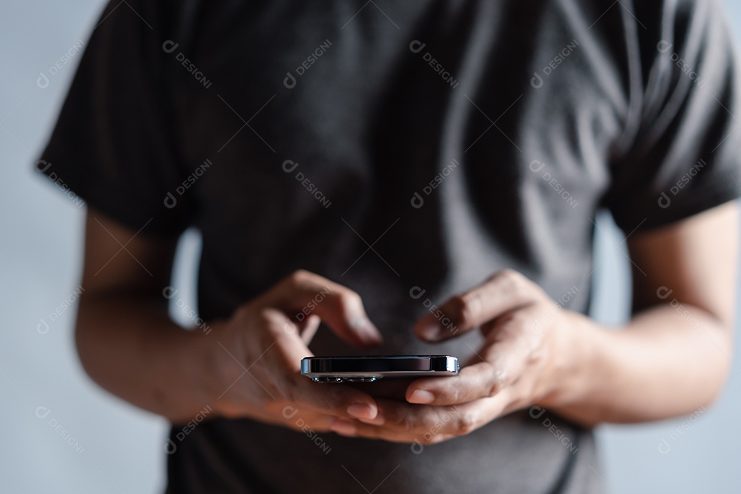 Mão de homem usando smartphone moderno
