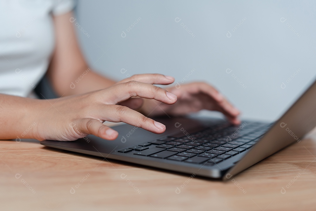 Mulher usando computador moderno sobre a mesa