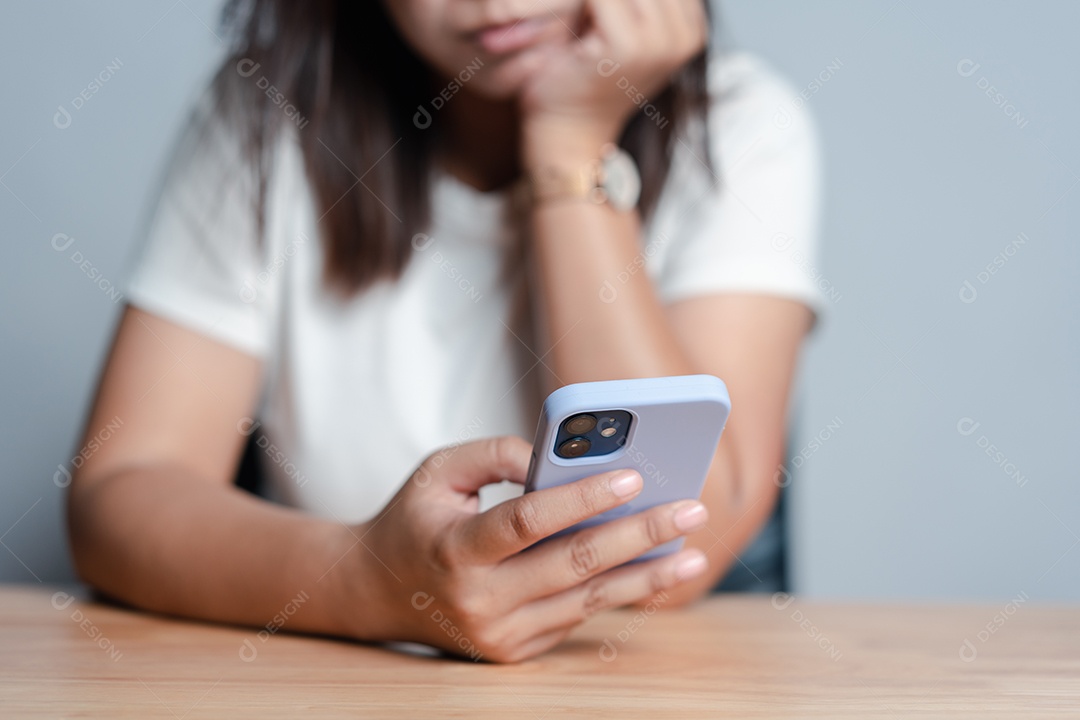 Mão de mulher usando smartphone moderno