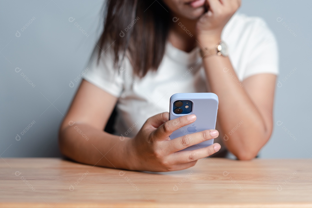 Mão de mulher usando smartphone moderno