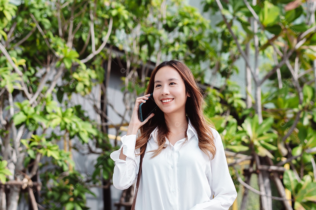 Linda empresária conversando ao celular