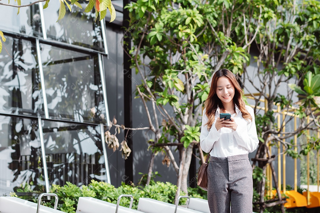 Linda empresária usando celular para negócios