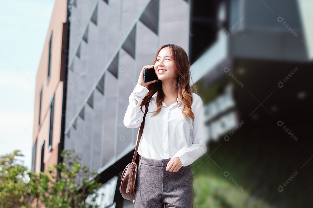 Linda empresária usando celular para negócios