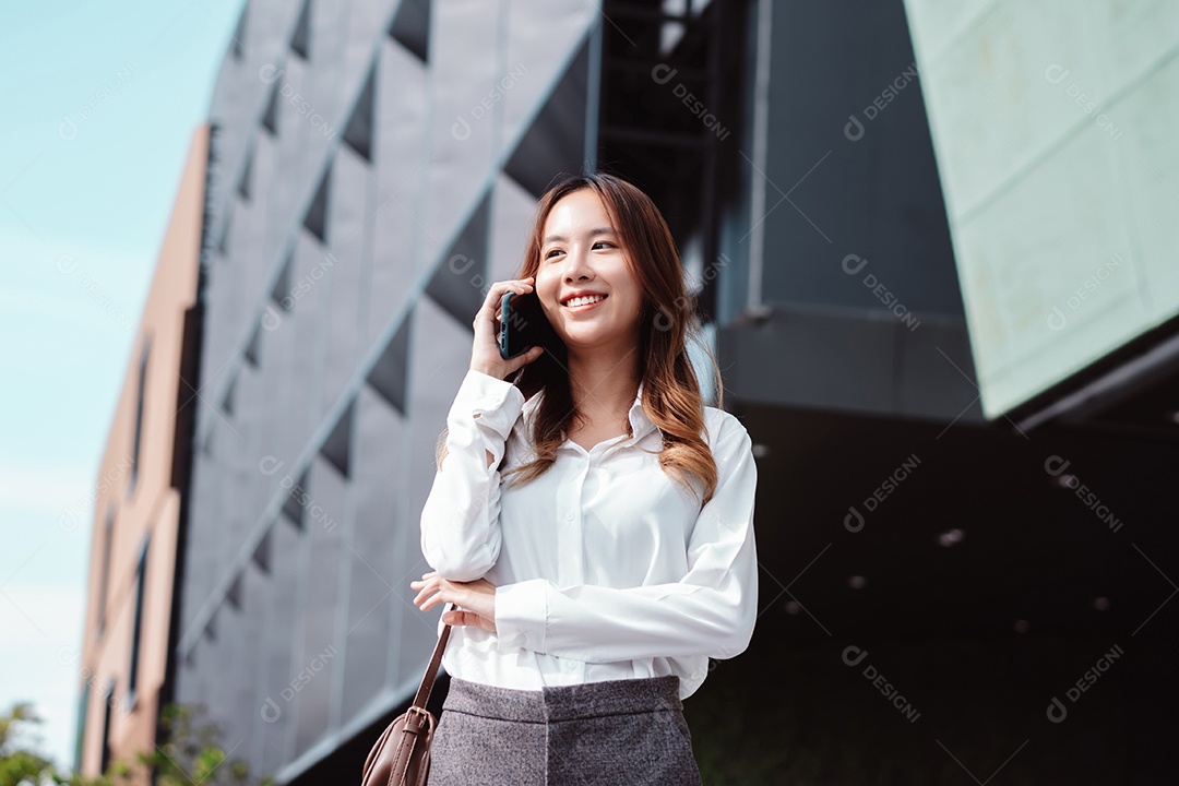 Linda empresária usando celular para negócios