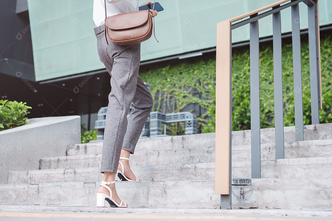 Empresária moderna subindo as escadas da empresa