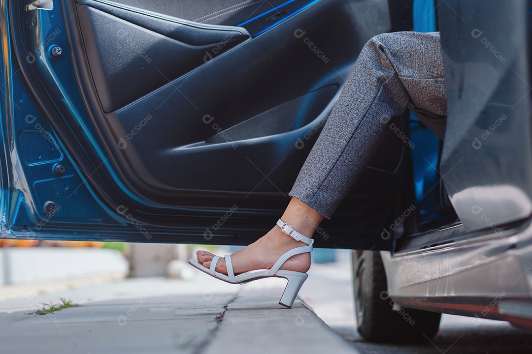 Linda empresária elegante descendo do veículo