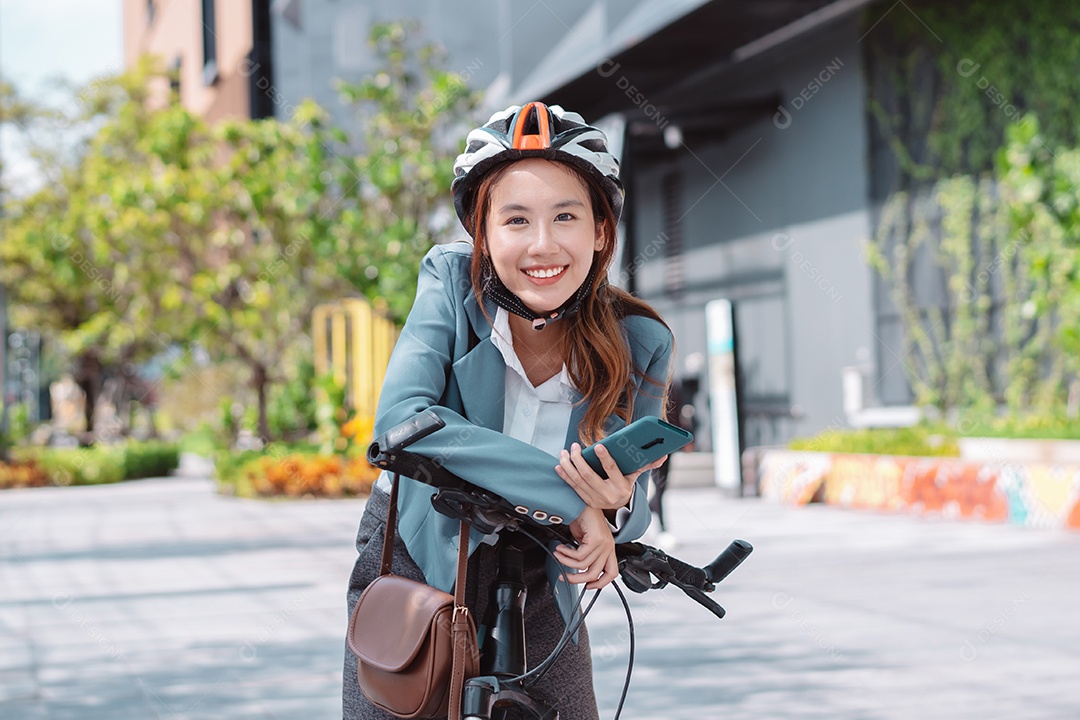 Linda mulher andando de bicicleta com capacete de segurança