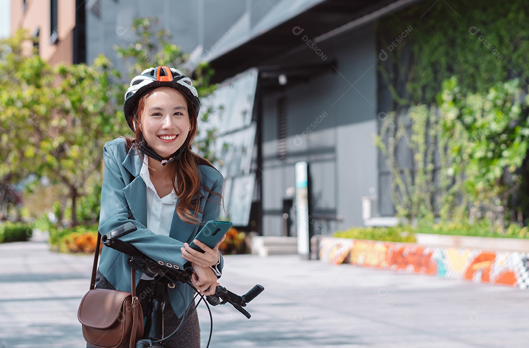 Linda mulher andando de bicicleta com capacete de segurança