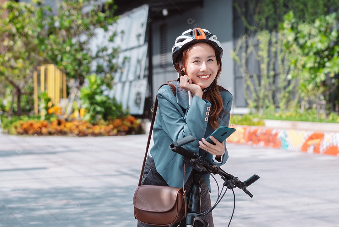 Linda mulher andando de bicicleta com capacete de segurança