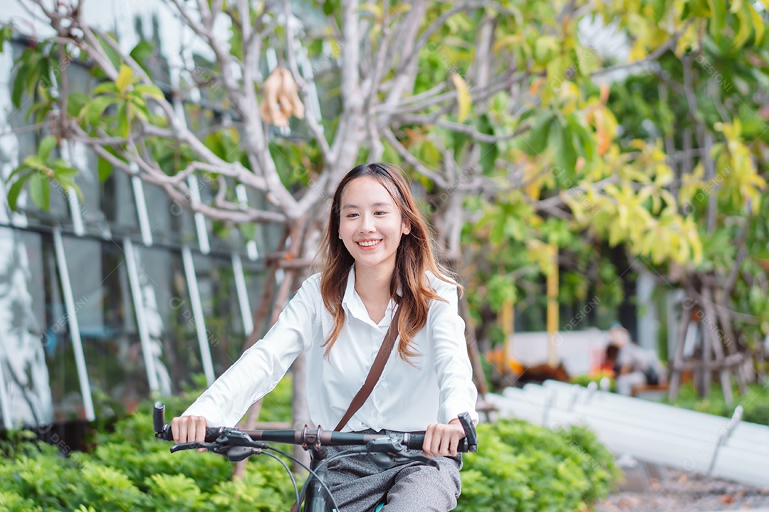 Linda mulher sorridente andando de bicicleta pela cidade