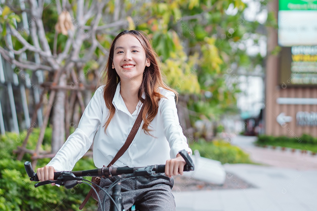 Linda mulher sorridente andando de bicicleta pela cidade
