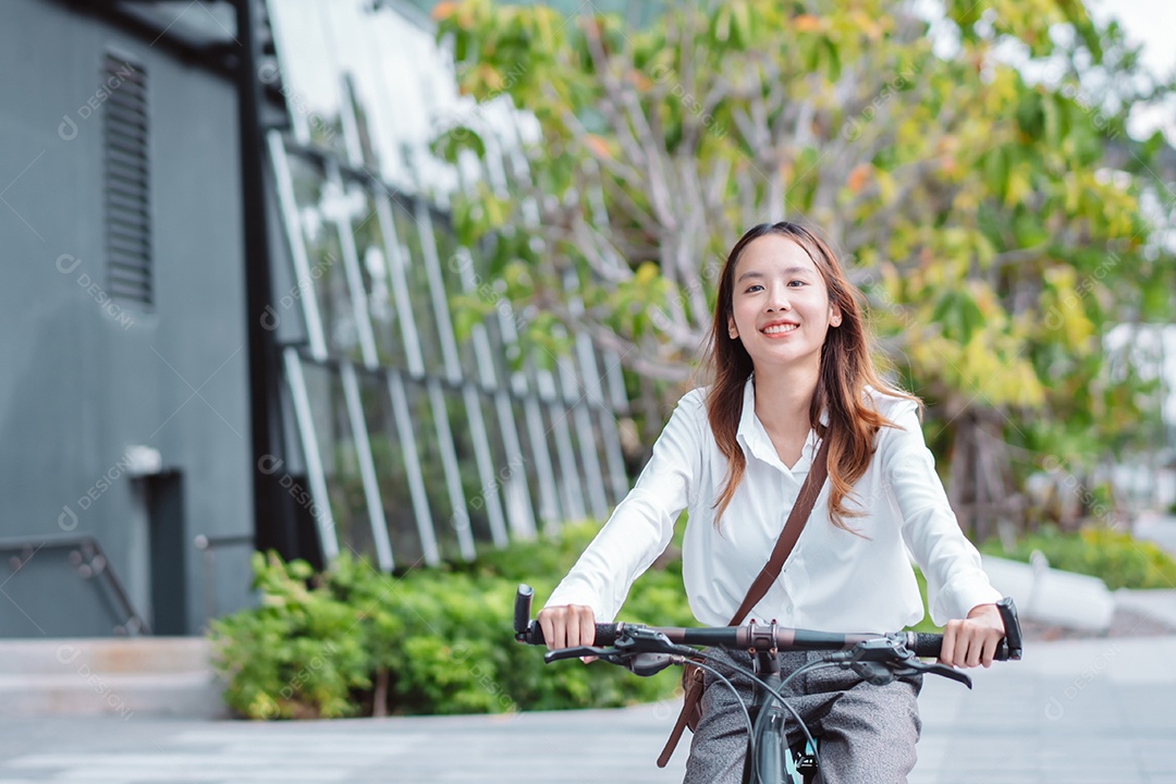 Linda mulher sorridente andando de bicicleta pela cidade