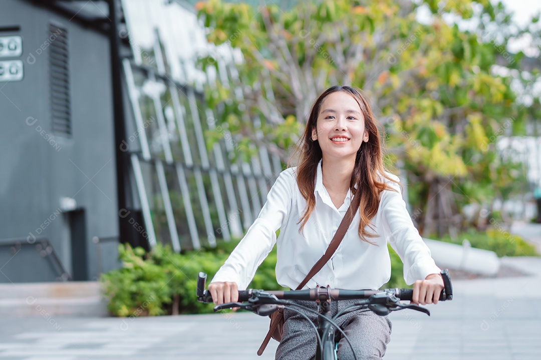Linda mulher sorridente andando de bicicleta pela cidade