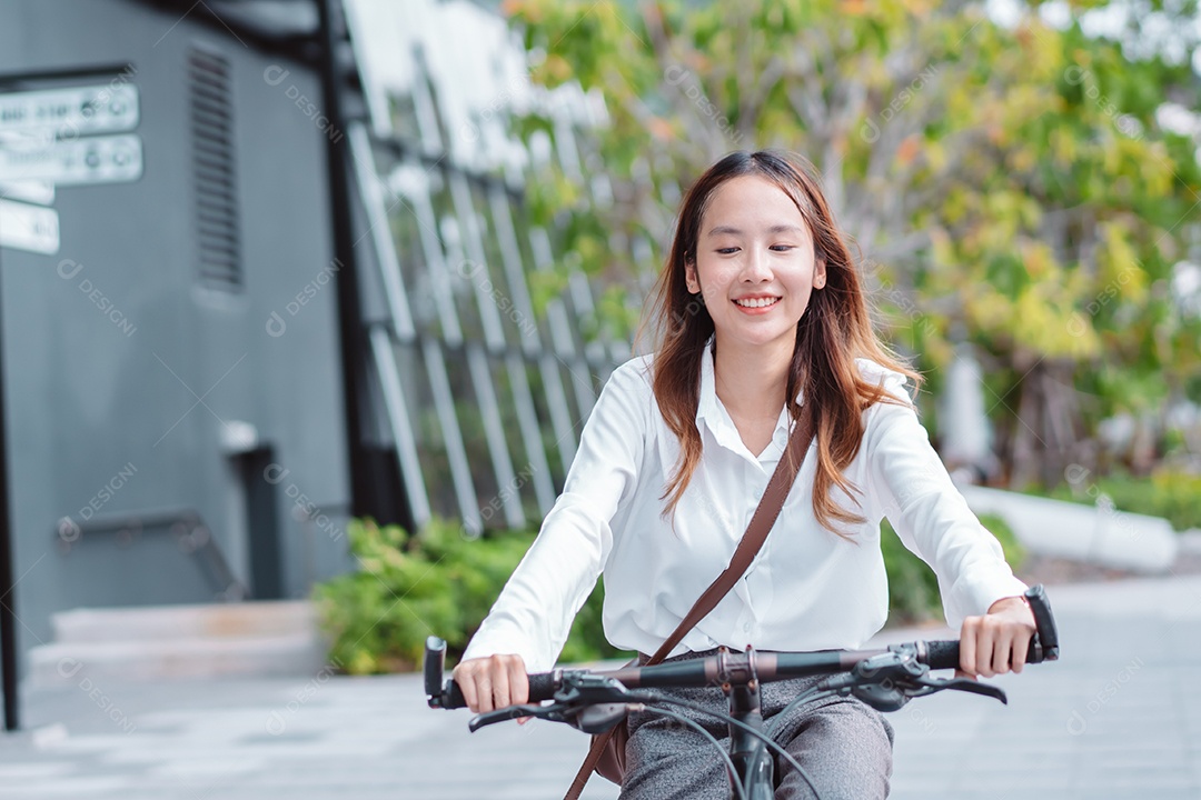 Linda mulher sorridente andando de bicicleta pela cidade
